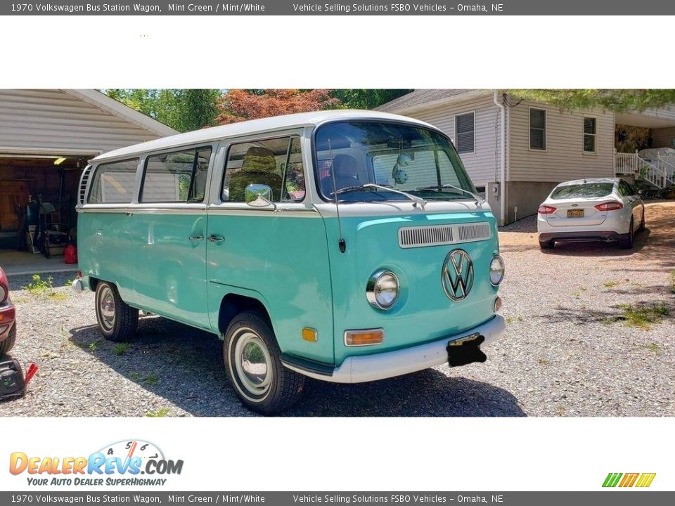 Front 3/4 View of 1970 Volkswagen Bus Station Wagon Photo #1