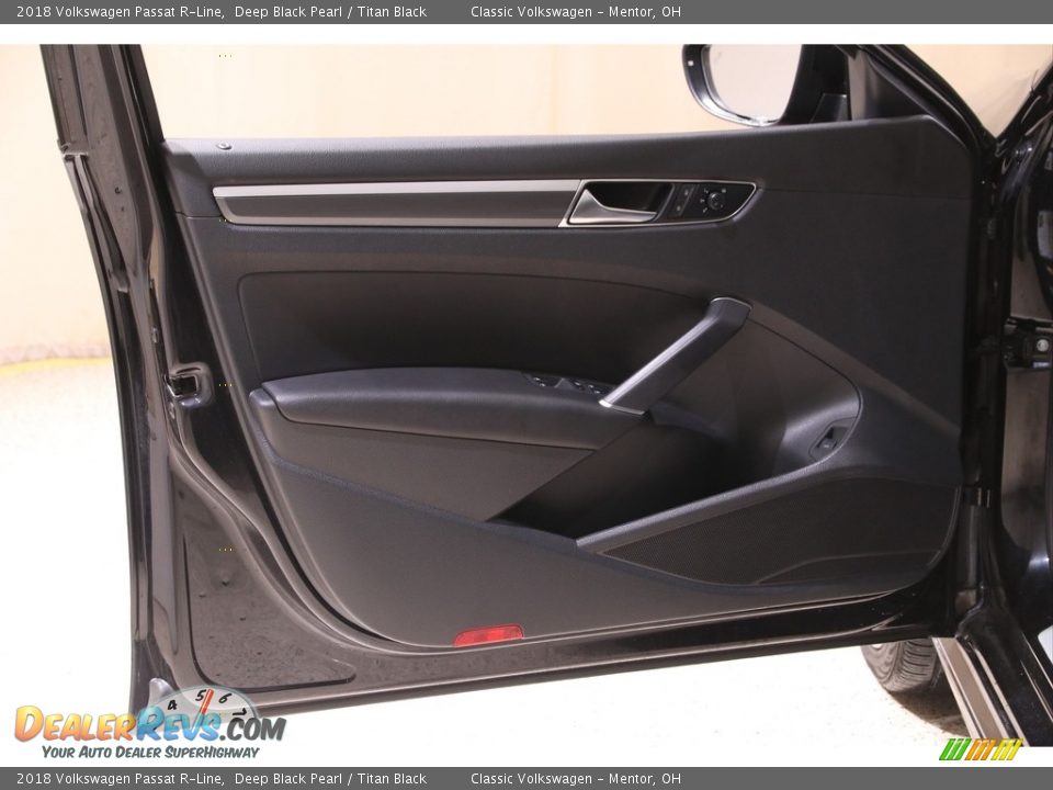 2018 Volkswagen Passat R-Line Deep Black Pearl / Titan Black Photo #4