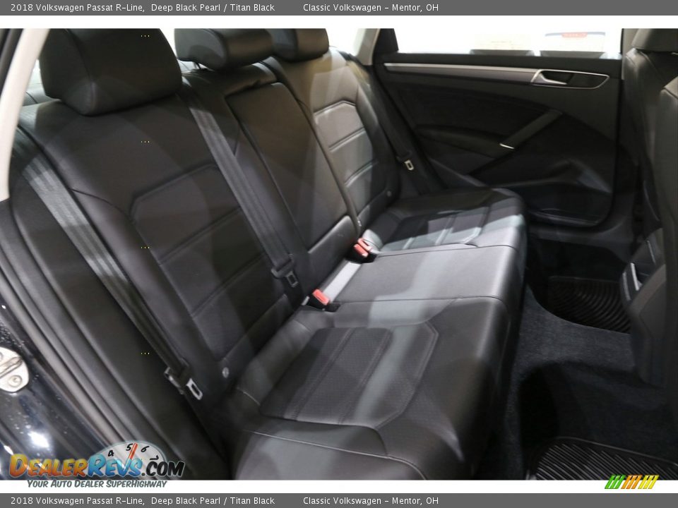 2018 Volkswagen Passat R-Line Deep Black Pearl / Titan Black Photo #14
