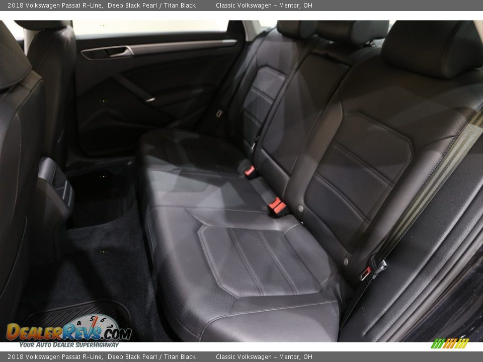 2018 Volkswagen Passat R-Line Deep Black Pearl / Titan Black Photo #15