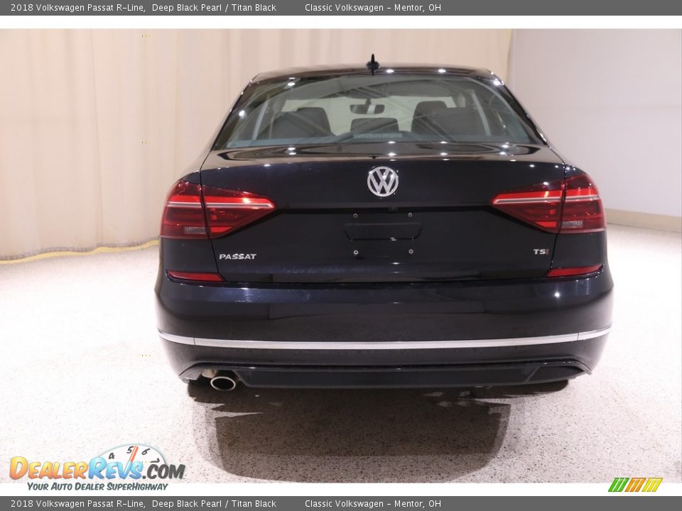 2018 Volkswagen Passat R-Line Deep Black Pearl / Titan Black Photo #16