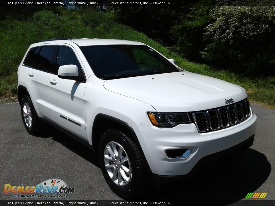 2021 Jeep Grand Cherokee Laredo Bright White / Black Photo #4