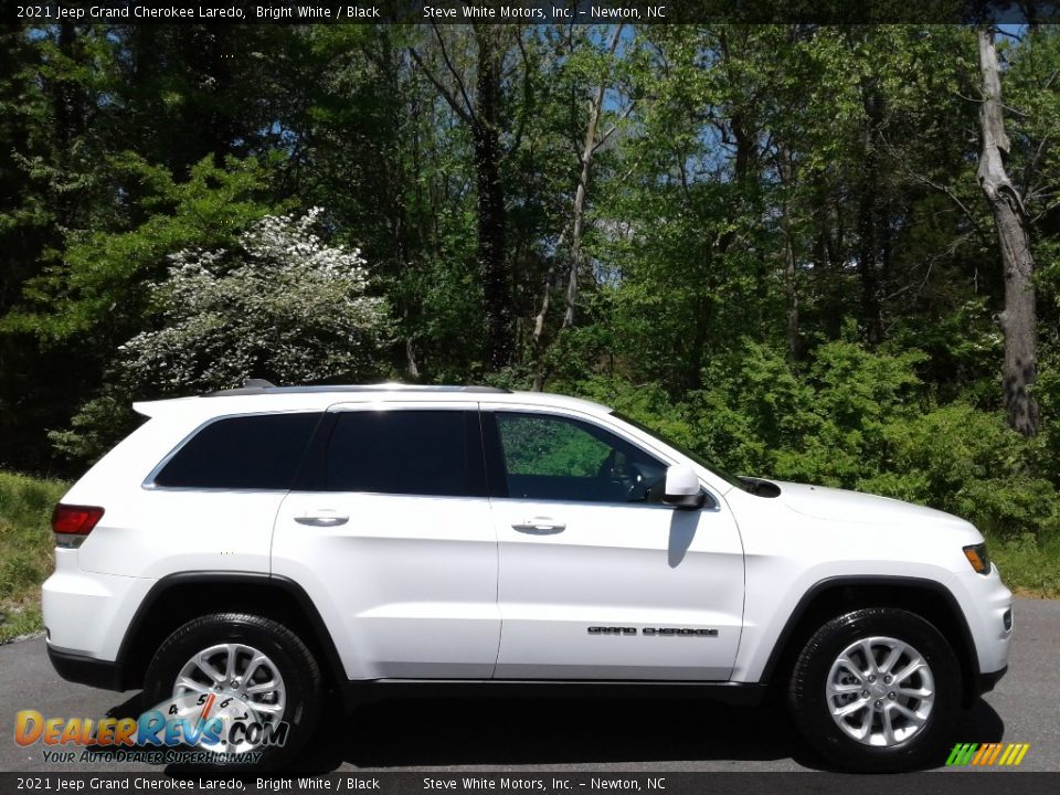 2021 Jeep Grand Cherokee Laredo Bright White / Black Photo #5