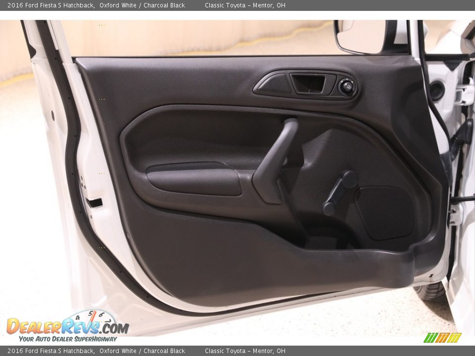 Door Panel of 2016 Ford Fiesta S Hatchback Photo #4