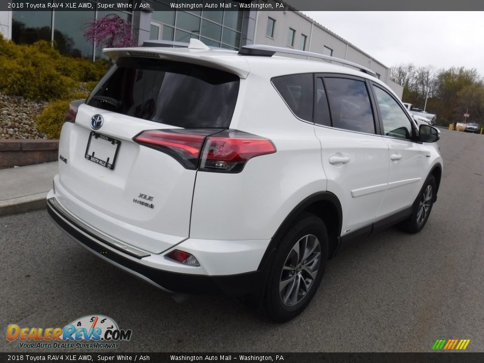 2018 Toyota RAV4 XLE AWD Super White / Ash Photo #17