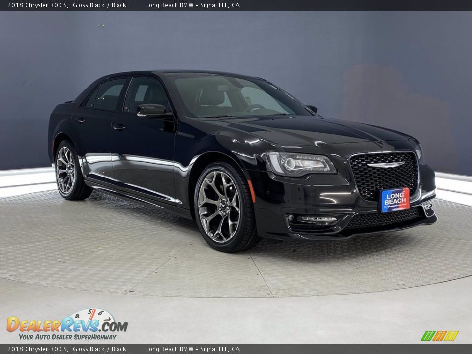 Front 3/4 View of 2018 Chrysler 300 S Photo #36