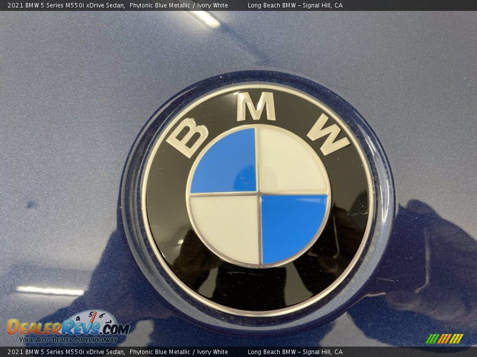 2021 BMW 5 Series M550i xDrive Sedan Phytonic Blue Metallic / Ivory White Photo #5