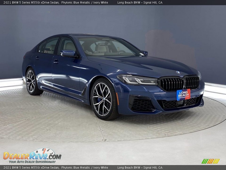 Front 3/4 View of 2021 BMW 5 Series M550i xDrive Sedan Photo #27