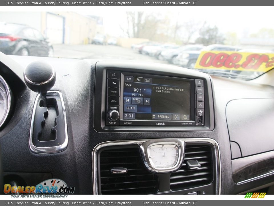2015 Chrysler Town & Country Touring Bright White / Black/Light Graystone Photo #17