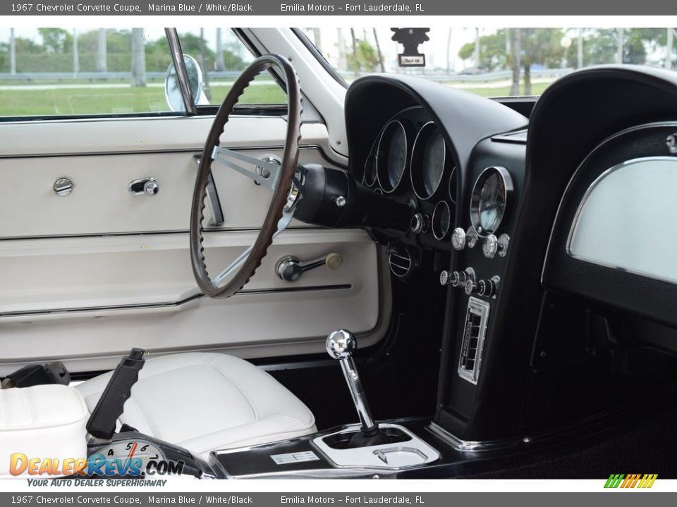 Dashboard of 1967 Chevrolet Corvette Coupe Photo #83