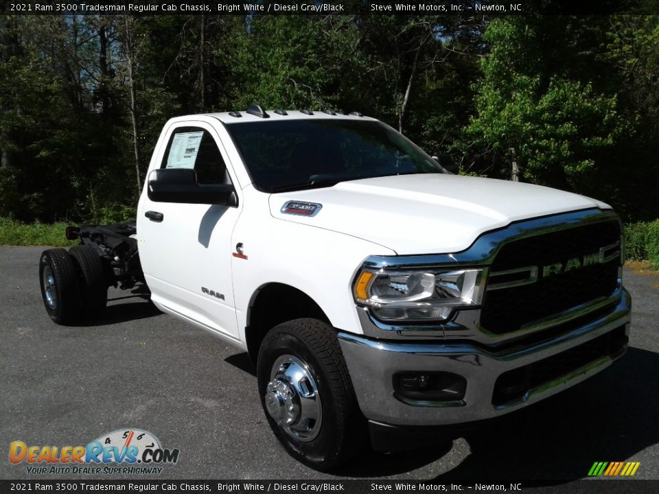 Front 3/4 View of 2021 Ram 3500 Tradesman Regular Cab Chassis Photo #4