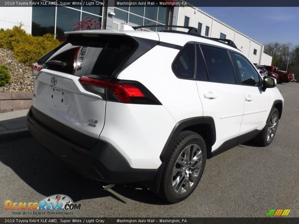 2019 Toyota RAV4 XLE AWD Super White / Light Gray Photo #17