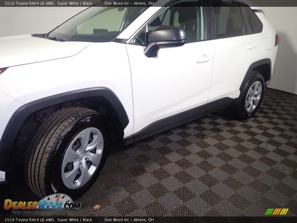 2019 Toyota RAV4 LE AWD Super White / Black Photo #11