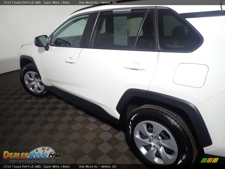 2019 Toyota RAV4 LE AWD Super White / Black Photo #19