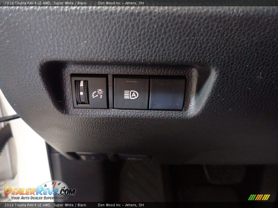 2019 Toyota RAV4 LE AWD Super White / Black Photo #32