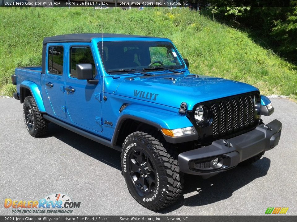 Front 3/4 View of 2021 Jeep Gladiator Willys 4x4 Photo #4