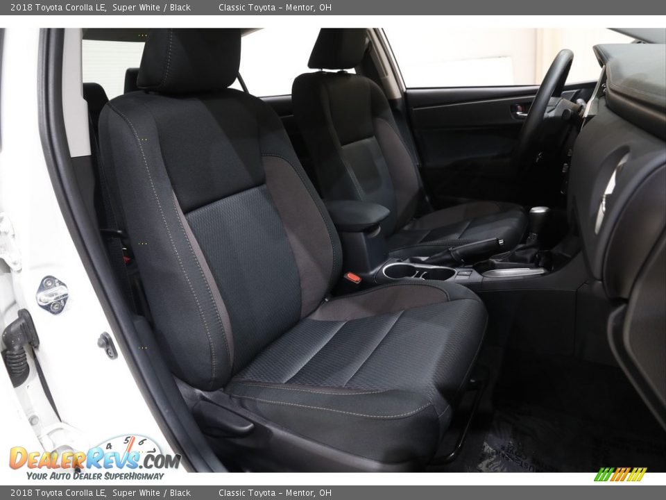 2018 Toyota Corolla LE Super White / Black Photo #12