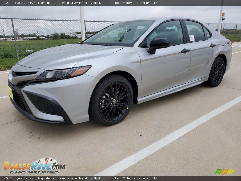 Front 3/4 View of 2021 Toyota Camry SE Nightshade Photo #2