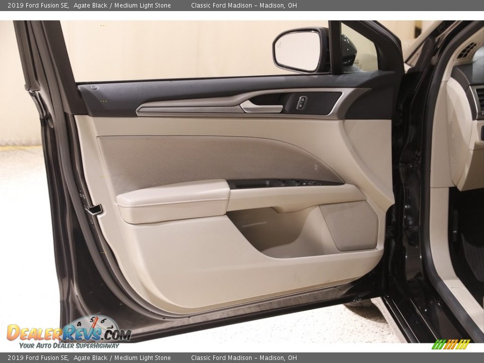 2019 Ford Fusion SE Agate Black / Medium Light Stone Photo #4