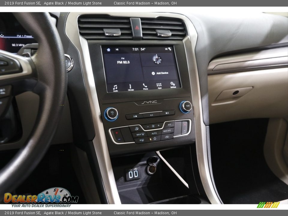 2019 Ford Fusion SE Agate Black / Medium Light Stone Photo #9