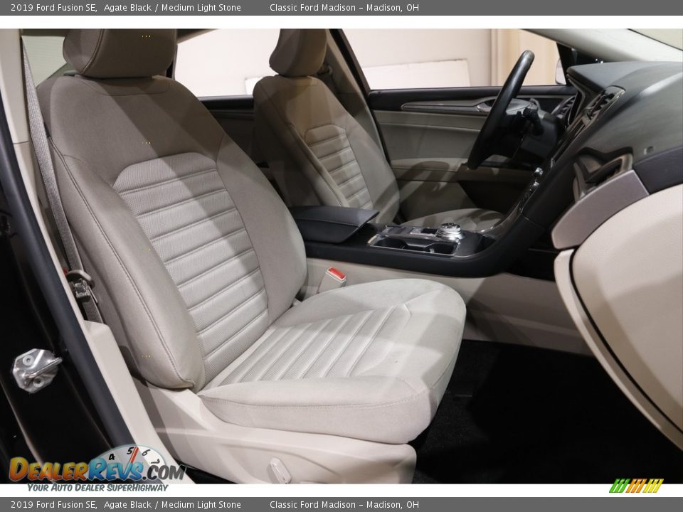 2019 Ford Fusion SE Agate Black / Medium Light Stone Photo #13