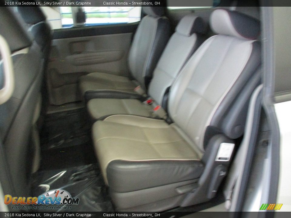 2018 Kia Sedona LX Silky Silver / Dark Graphite Photo #24