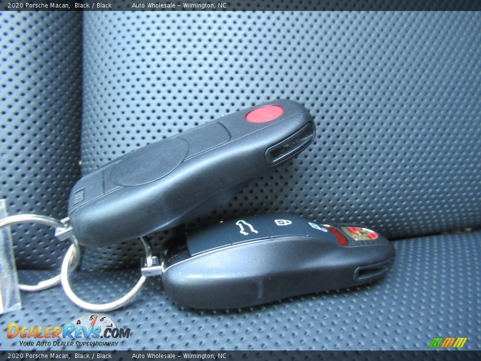 2020 Porsche Macan Black / Black Photo #20