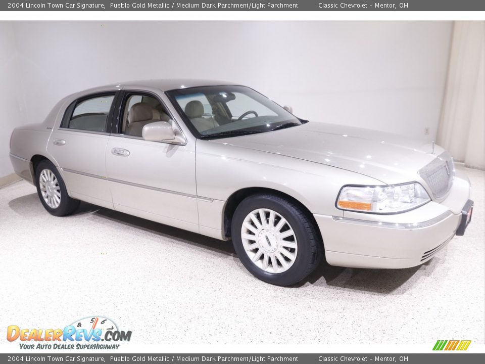 2004 Lincoln Town Car Signature Pueblo Gold Metallic / Medium Dark Parchment/Light Parchment Photo #1