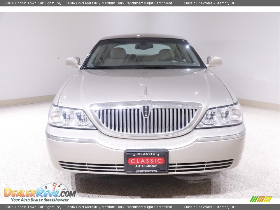 2004 Lincoln Town Car Signature Pueblo Gold Metallic / Medium Dark Parchment/Light Parchment Photo #2