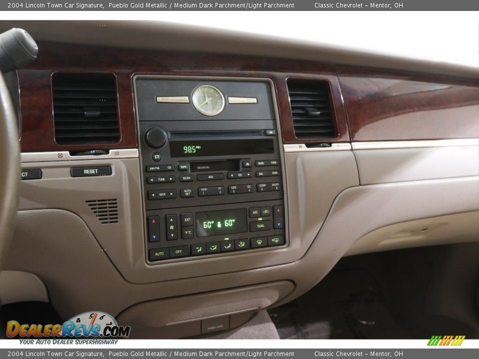 2004 Lincoln Town Car Signature Pueblo Gold Metallic / Medium Dark Parchment/Light Parchment Photo #10