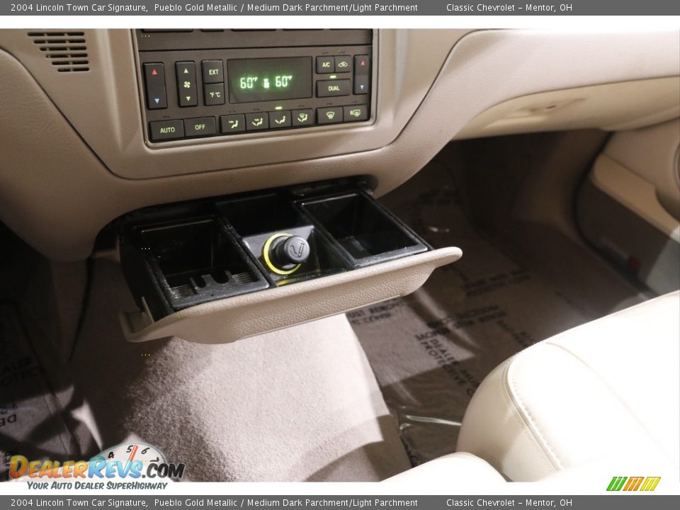 2004 Lincoln Town Car Signature Pueblo Gold Metallic / Medium Dark Parchment/Light Parchment Photo #11