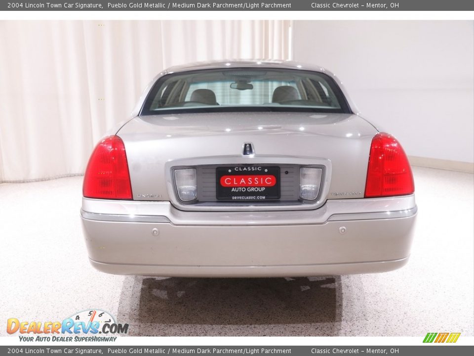 2004 Lincoln Town Car Signature Pueblo Gold Metallic / Medium Dark Parchment/Light Parchment Photo #17