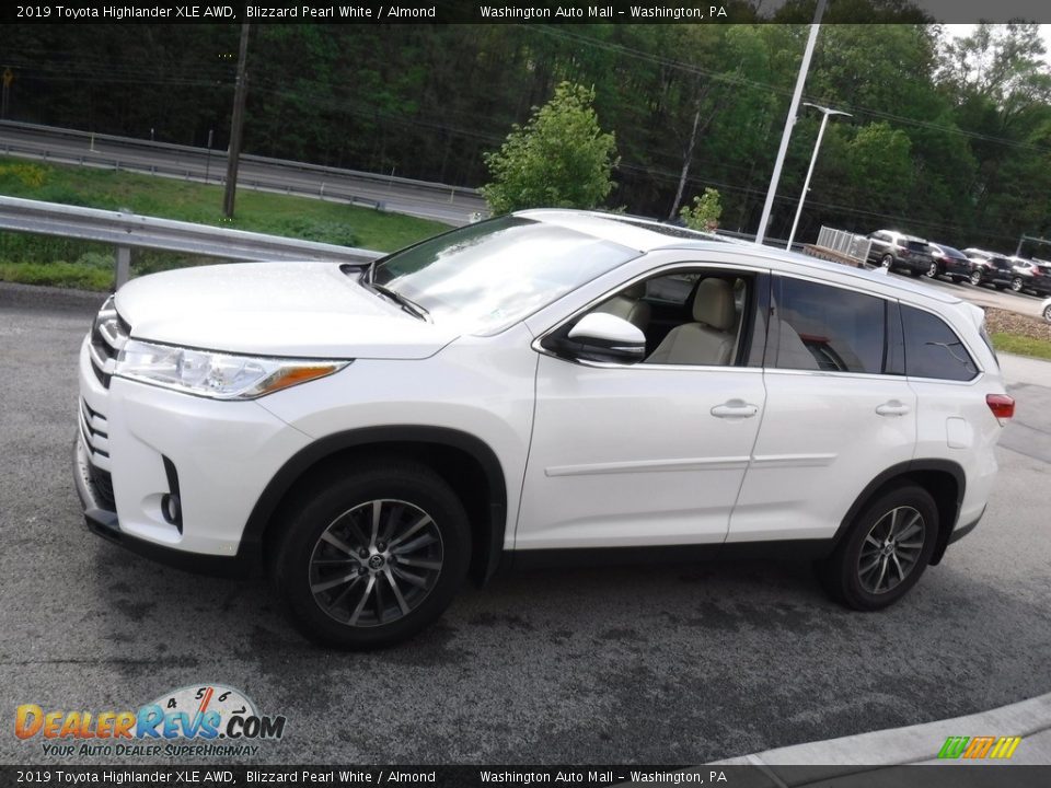 2019 Toyota Highlander XLE AWD Blizzard Pearl White / Almond Photo #10