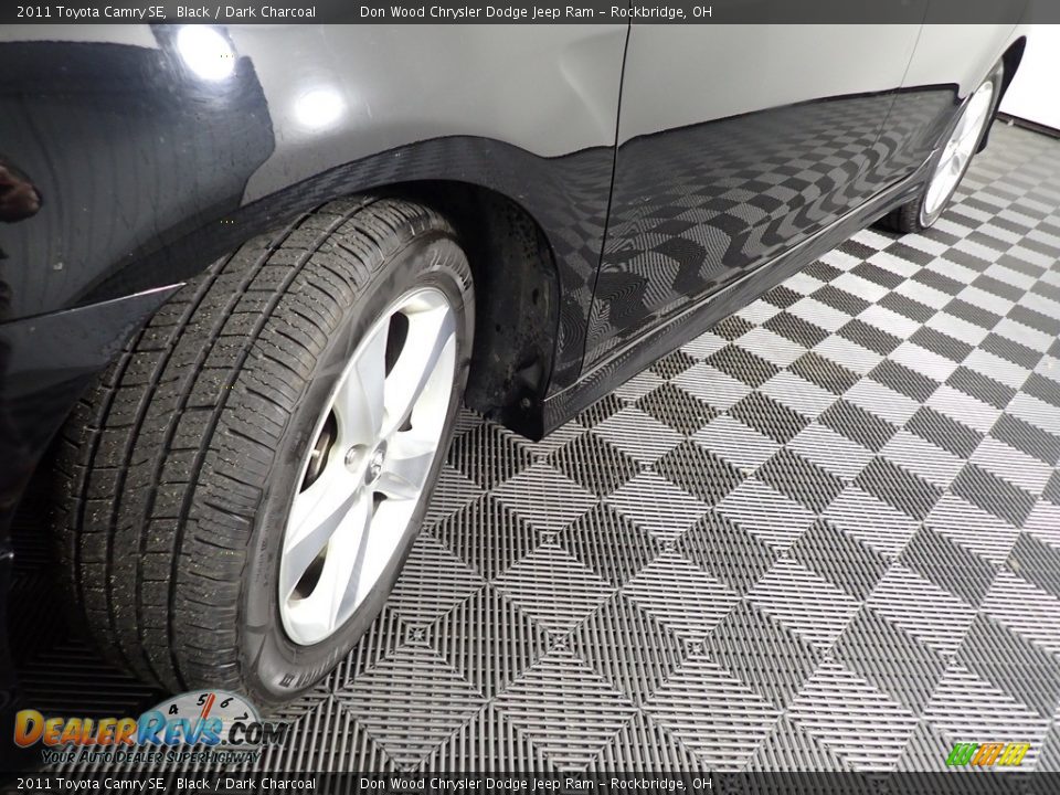 2011 Toyota Camry SE Black / Dark Charcoal Photo #9