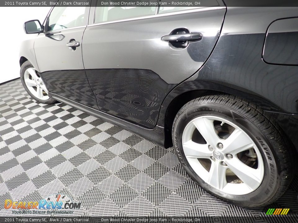 2011 Toyota Camry SE Black / Dark Charcoal Photo #11