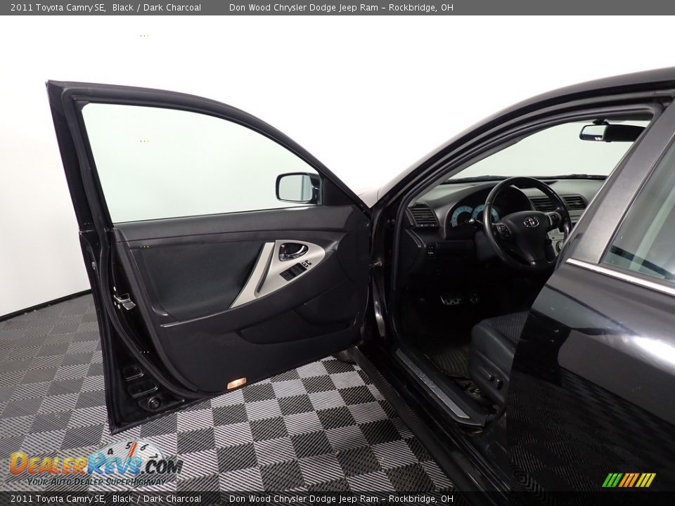 2011 Toyota Camry SE Black / Dark Charcoal Photo #18