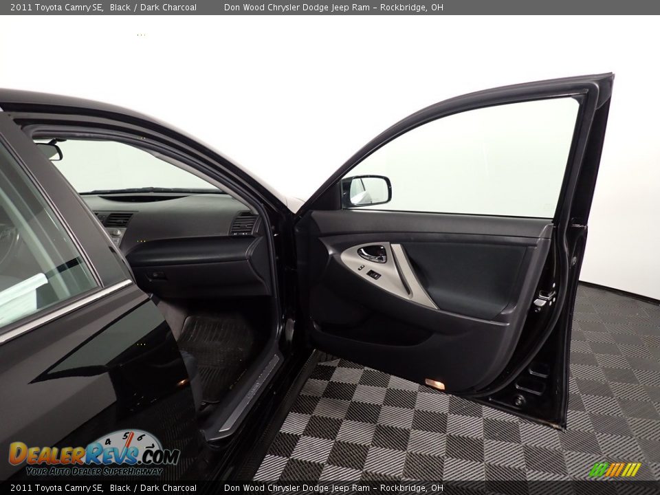 2011 Toyota Camry SE Black / Dark Charcoal Photo #28