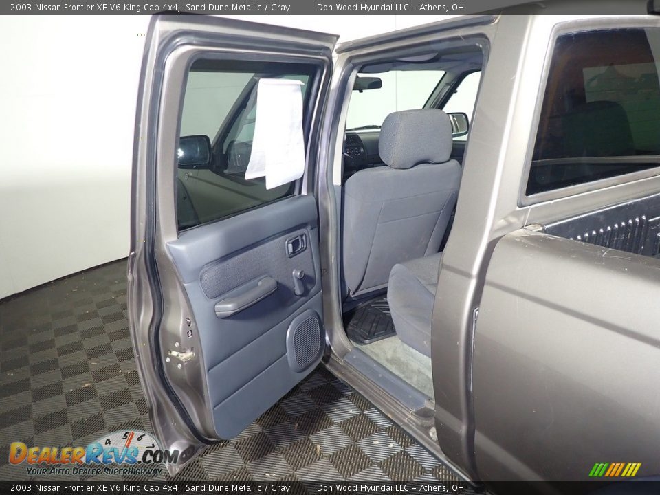 Door Panel of 2003 Nissan Frontier XE V6 King Cab 4x4 Photo #27