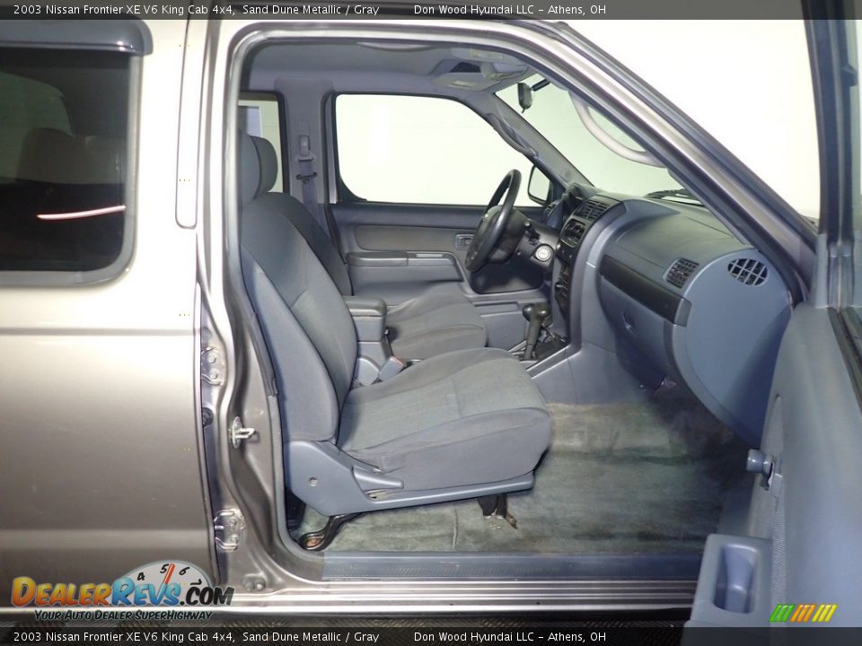 Front Seat of 2003 Nissan Frontier XE V6 King Cab 4x4 Photo #32