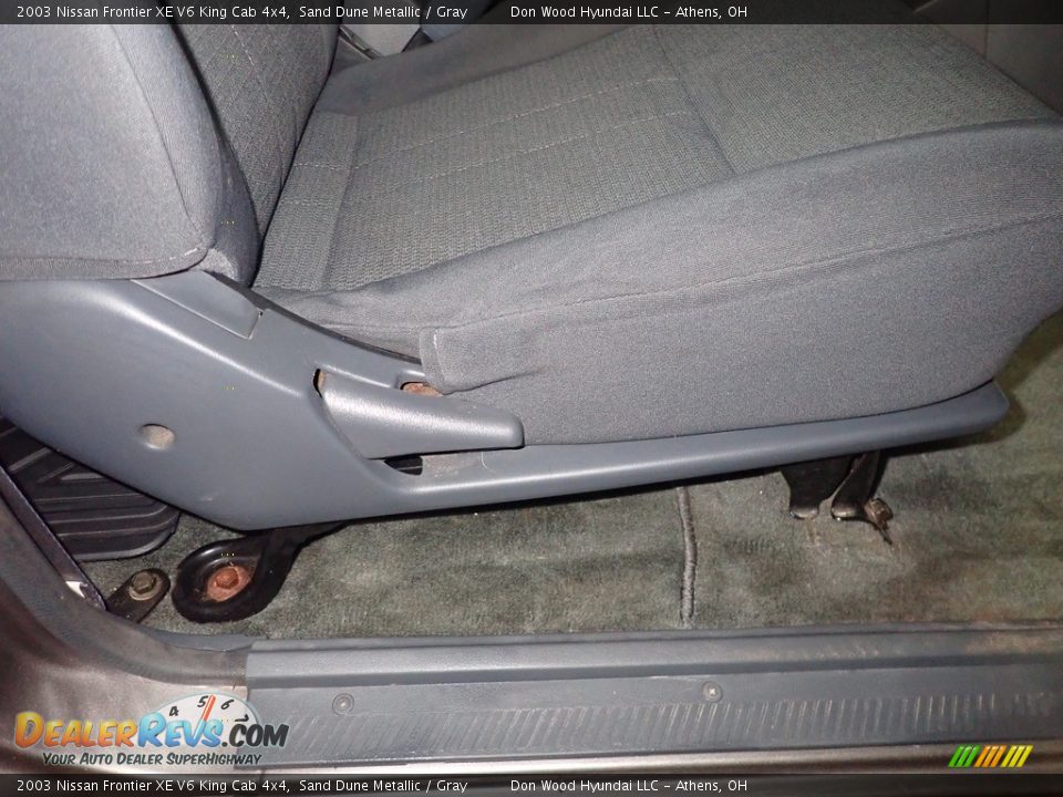 2003 Nissan Frontier XE V6 King Cab 4x4 Sand Dune Metallic / Gray Photo #33