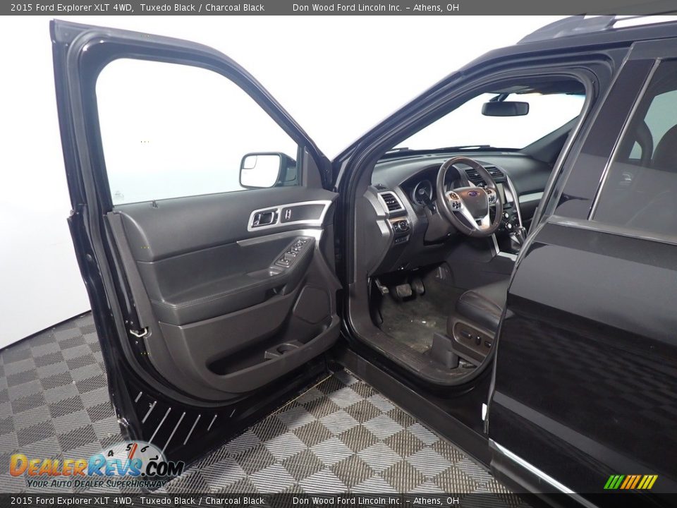 2015 Ford Explorer XLT 4WD Tuxedo Black / Charcoal Black Photo #22