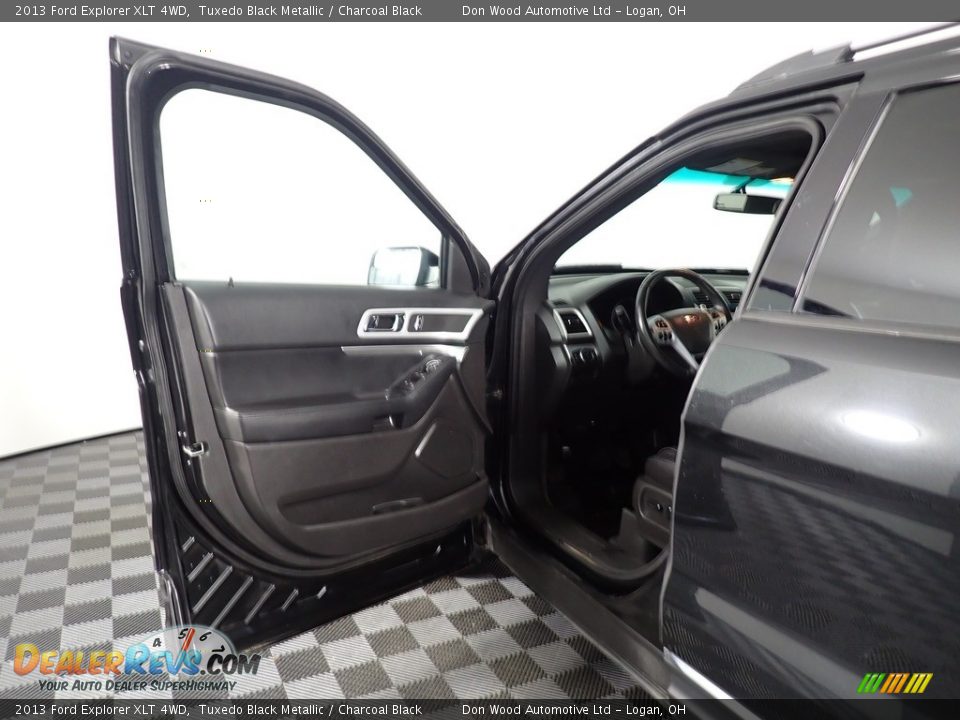 2013 Ford Explorer XLT 4WD Tuxedo Black Metallic / Charcoal Black Photo #33