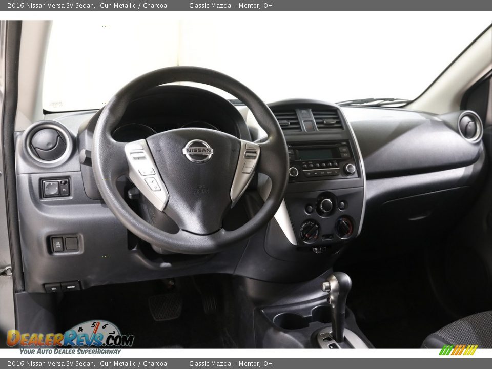 2016 Nissan Versa SV Sedan Gun Metallic / Charcoal Photo #6