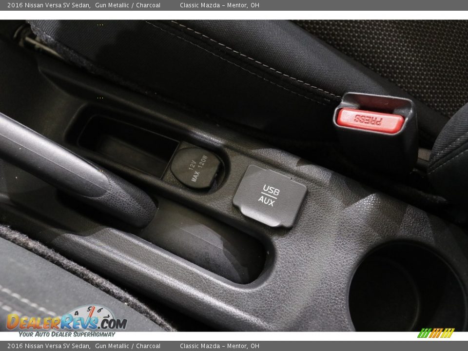 2016 Nissan Versa SV Sedan Gun Metallic / Charcoal Photo #11