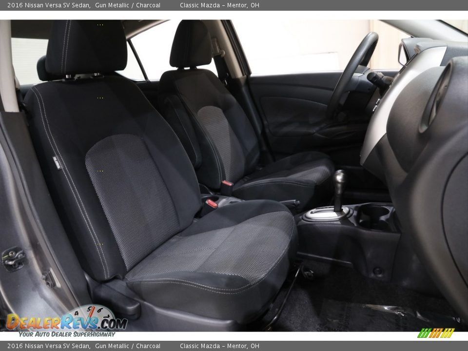 Front Seat of 2016 Nissan Versa SV Sedan Photo #12