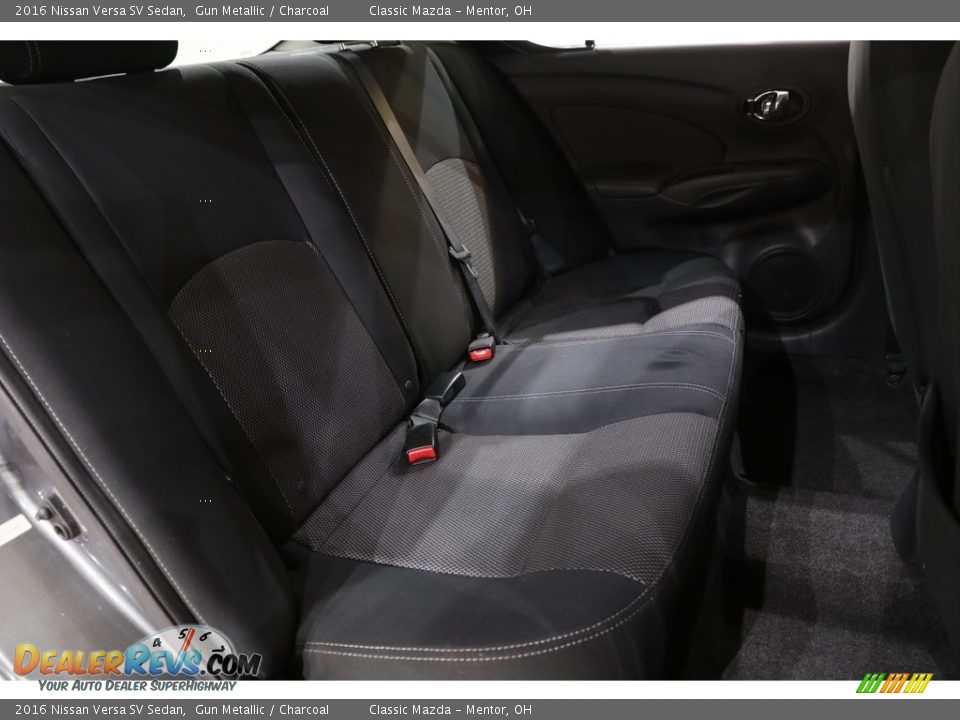 2016 Nissan Versa SV Sedan Gun Metallic / Charcoal Photo #13