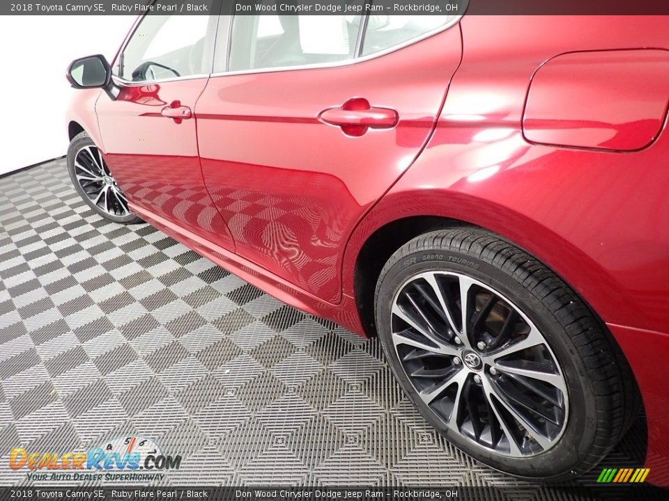 2018 Toyota Camry SE Ruby Flare Pearl / Black Photo #11