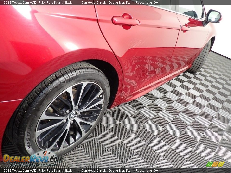 2018 Toyota Camry SE Ruby Flare Pearl / Black Photo #17