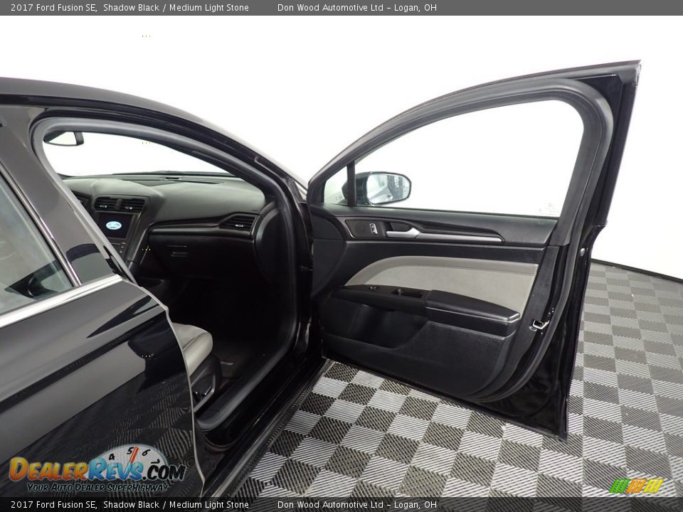 2017 Ford Fusion SE Shadow Black / Medium Light Stone Photo #31