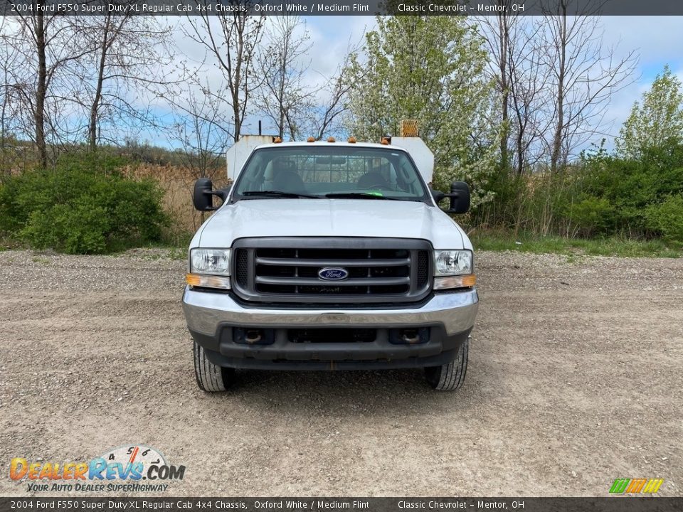 2004 Ford F550 Super Duty XL Regular Cab 4x4 Chassis Oxford White / Medium Flint Photo #2